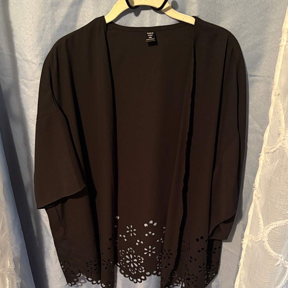 SHEIN Black Curve Kimono